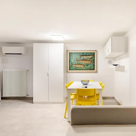 Exclusive E Depandance - Vle Dante - - Privacy Ed Enormi Spazi Nel Quartiere Piu Rinomato