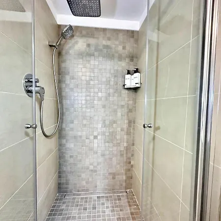 Apartment Vle Dante Riccione-Lusso In Centro-Doppio Living Room-2 Camere Matrimoniali Kingsize-Doppia Cucina Professionale-3 Bagni Completi-2 Parcheggi Gratuiti In Garage-250Mt Dal Mare Riccione