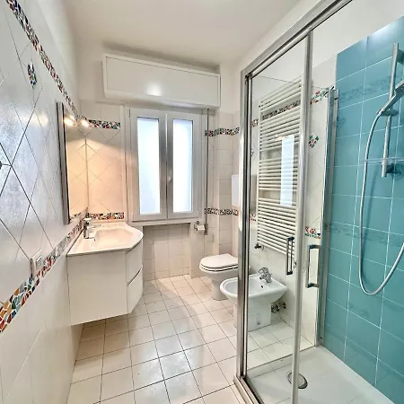 Apartment Vle Dante Riccione-Lusso In Centro-Doppio Living Room-2 Camere Matrimoniali Kingsize-Doppia Cucina Professionale-3 Bagni Completi-2 Parcheggi Gratuiti In Garage-250Mt Dal Mare Riccione