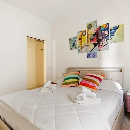 Exclusive E Depandance - Vle Dante - - Privacy Ed Enormi Spazi Nel Quartiere Piu Rinomato 아파트 *